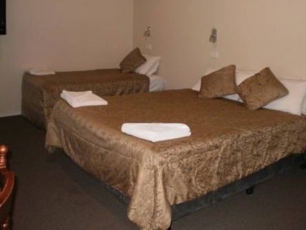 Colonial Village Motel - C Tourism 4