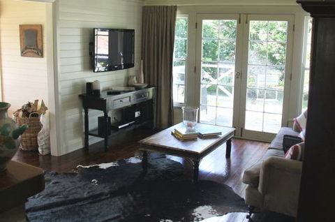 Book Barn Cottage - C Tourism 0