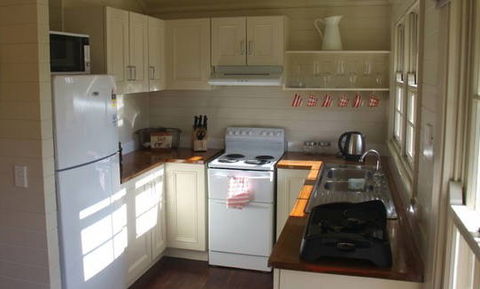 Book Barn Cottage - C Tourism 4