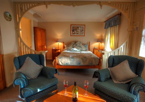 Honeysuckle Cottages And The Rocks Restaurant - C Tourism 0