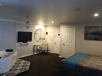 Cattleman's Country Motor Inn & Serviced Apartments - C Tourism 0