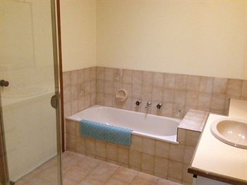 Australian Home Away @ Doncaster Elgar - C Tourism 0