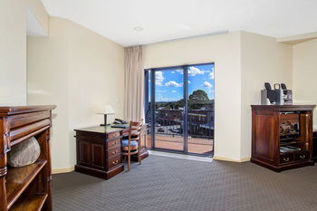 Quality Suites Boulevard On Beaumont - C Tourism 4