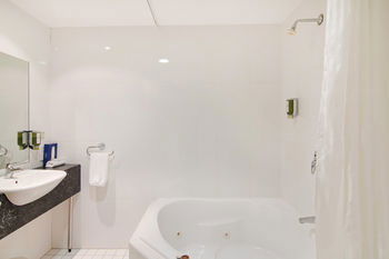 Quality Suites Boulevard On Beaumont - C Tourism 21
