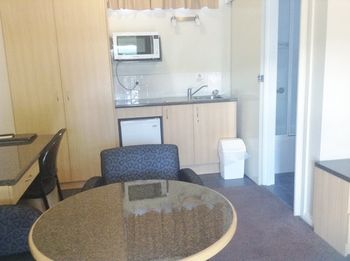 Ashton Townhouse Motel And Suites - C Tourism 4