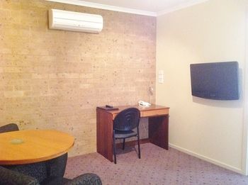 Ashton Townhouse Motel And Suites - C Tourism 8