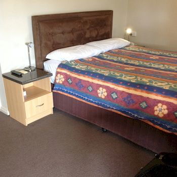 Ashton Townhouse Motel And Suites - C Tourism 14