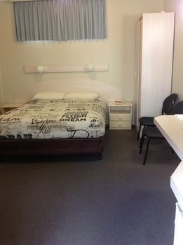 Ashton Townhouse Motel And Suites - C Tourism 19