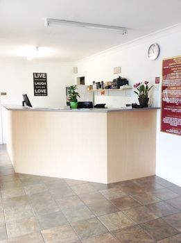 Ashton Townhouse Motel And Suites - C Tourism 22