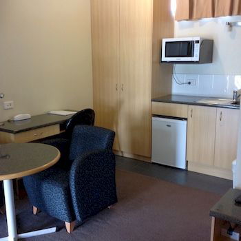 Ashton Townhouse Motel And Suites - C Tourism 25