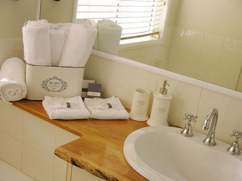 Apple Tree Cottage & Studio - C Tourism 3