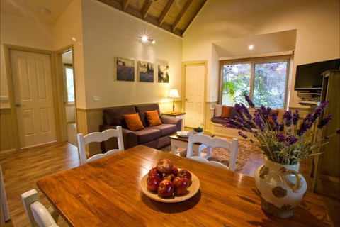 Autumn Abode Cottages - C Tourism 0