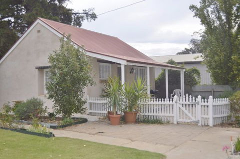 Almond Tree Cottage - C Tourism 4