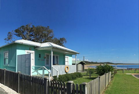 Aurora Beachfront Cottage - C Tourism 0