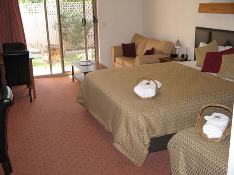 Golden Chain Wine Village Motor Inn - C Tourism 1