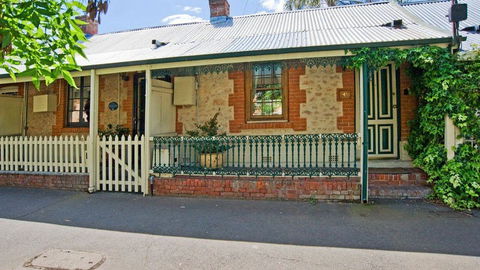 The Lion Cottage - C Tourism 0
