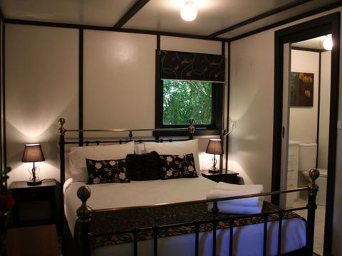 Tudor Cottages Mount Dandenong - C Tourism 3