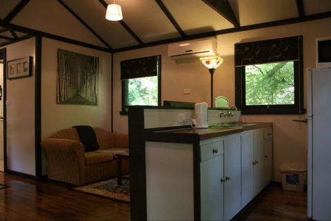 Tudor Cottages Mount Dandenong - C Tourism 7