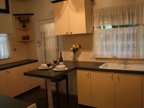 Tudor Cottages Mount Dandenong - C Tourism 8