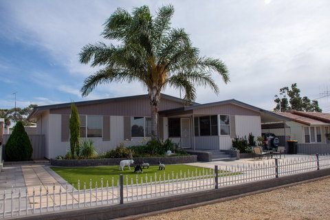 Chrissie's Palace - C Tourism 0