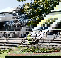 Rose Cottage with Vineyard Views - C Tourism