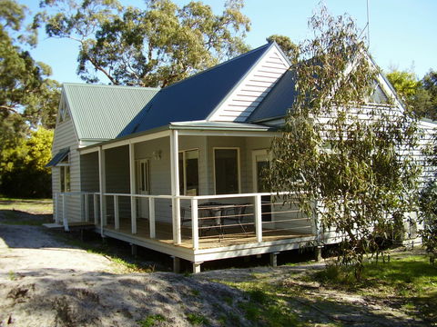 Hooked Inn Cottages - C Tourism 0
