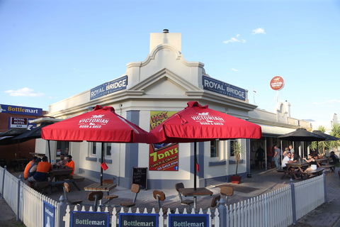 Royal Bridge Hotel, Barham - C Tourism 0