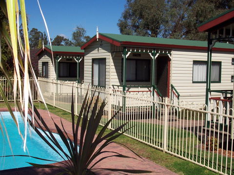 Parkes Country Cabins - C Tourism 0