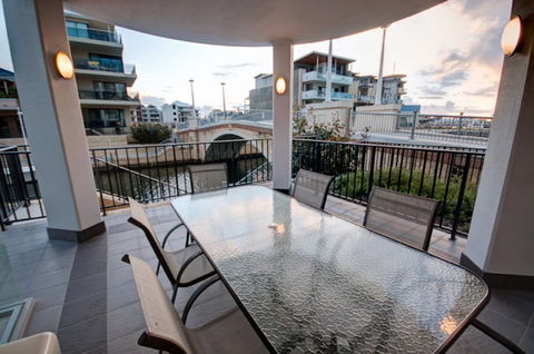 Dolphin Quay 3 Bedroom Apartment - C Tourism 1