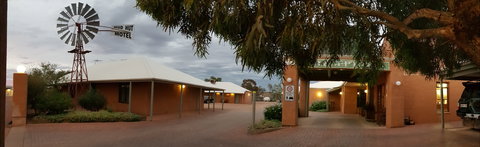 Mud Hut Motel - C Tourism 0