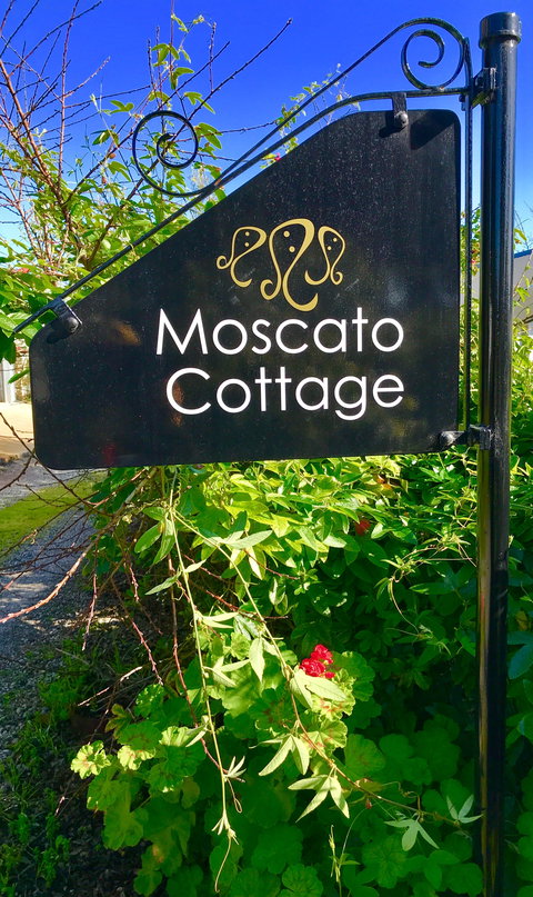 3 Divas Accommodation - The Moscato Cottage - C Tourism 1