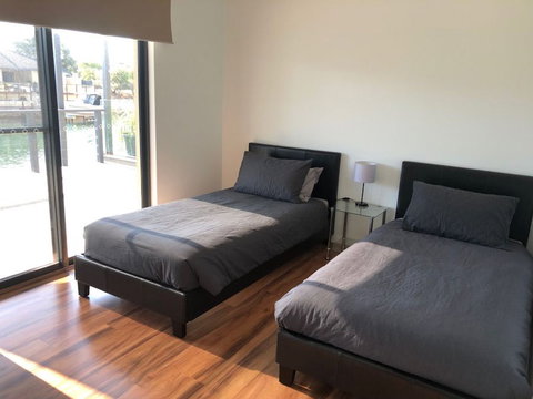 Port Bouvard Retreat - Large Family Friendly Canal Home With Private Jetty - C Tourism 2