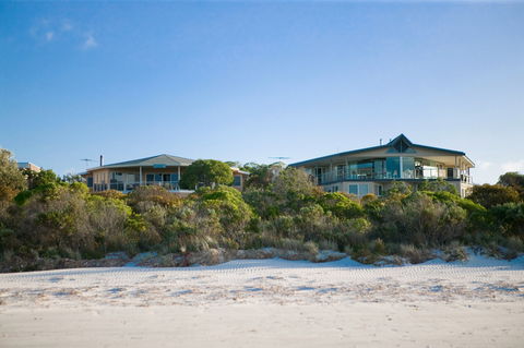 Island Beach Lodge - C Tourism 0