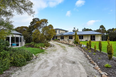 McKinnon's Holiday Home - C Tourism 0