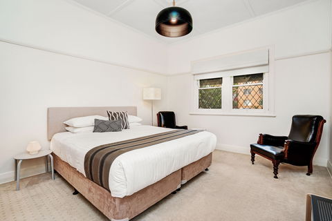 Newcastle Executive Homes - Cooks Hill Cottage - C Tourism 1