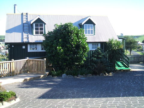 Touchwood Cottages & Gallery & Cafe - C Tourism 2