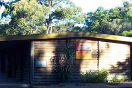 Beachcomber Caravan Park & Log Cabins - C Tourism 0