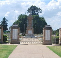 Warwick War Memorial and Gates - C Tourism