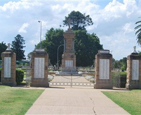 Warwick War Memorial And Gates - C Tourism 0