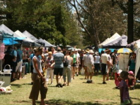 Broadbeach Art And Craft Markets - C Tourism 1