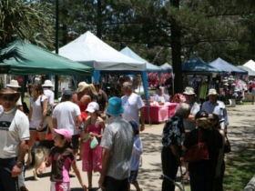 Broadbeach Art And Craft Markets - C Tourism 3