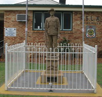Soldier Statue Memorial Chinchilla - C Tourism