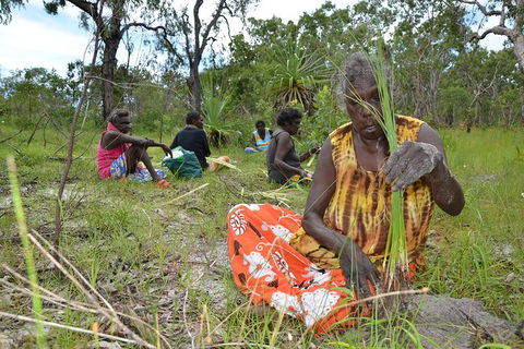 Gay-Wu Woman\'s 5 Day Yolngu Homeland Tour - C Tourism 9