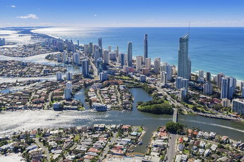 Gold Coast Airport Transfers : Gold Coast City To Airport OOL In Luxury Car - C Tourism 4