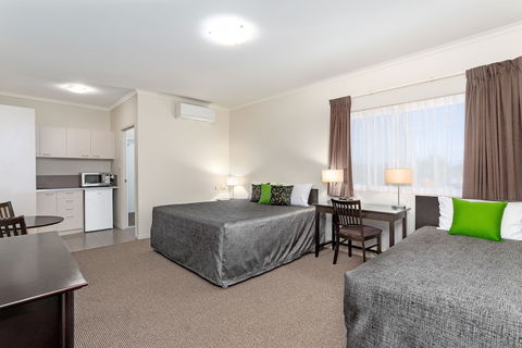 Redcliffe Motor Inn - C Tourism 3