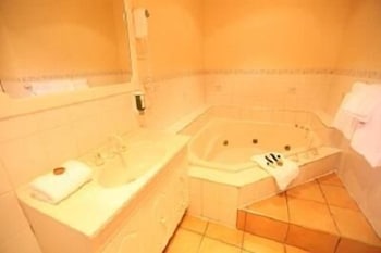 Fox And Hounds Inn - C Tourism 6