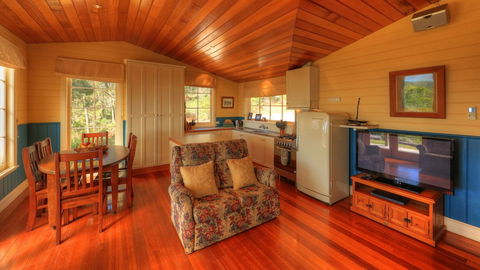 Island View Spa Cottage - C Tourism 0
