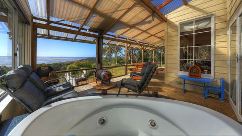 Island View Spa Cottage - C Tourism 6