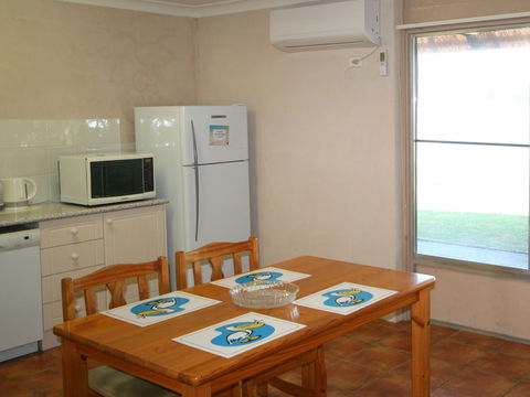 Lake Edge Holiday Units - C Tourism 0