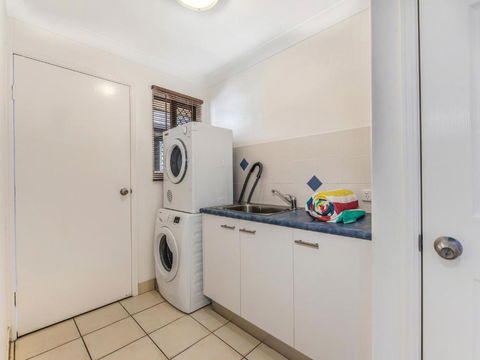 Coolum Waves Pet Friendly Holiday House - C Tourism 4